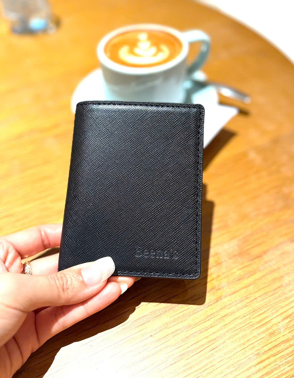 Ví da đứng tối giản