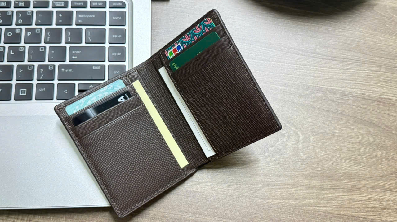 Cách bảo quản ví da thật cao cấp bền đẹp theo thời gian