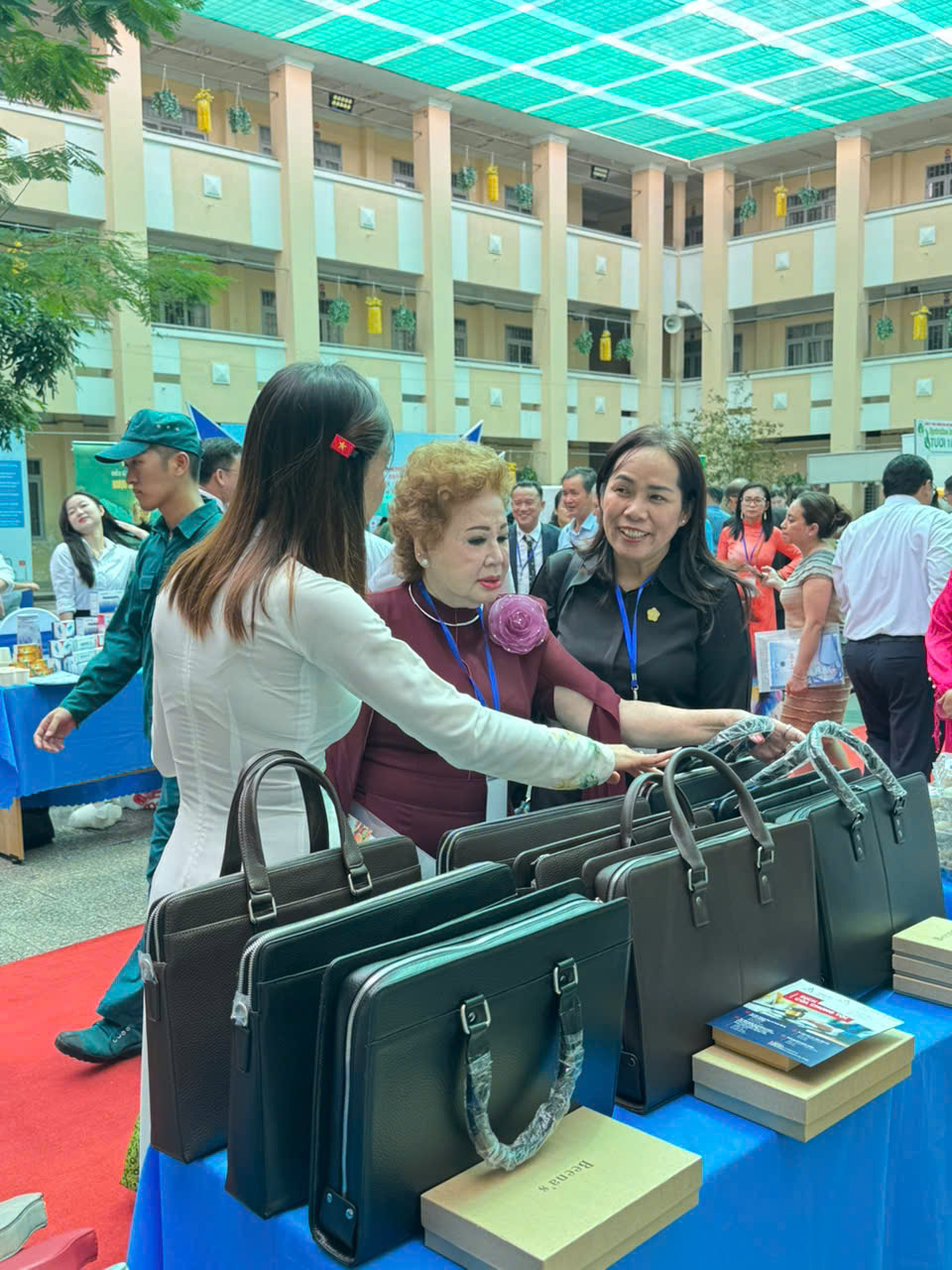 Cách chọn mẫu túi xách da làm quà tặng đại hội sự kiện