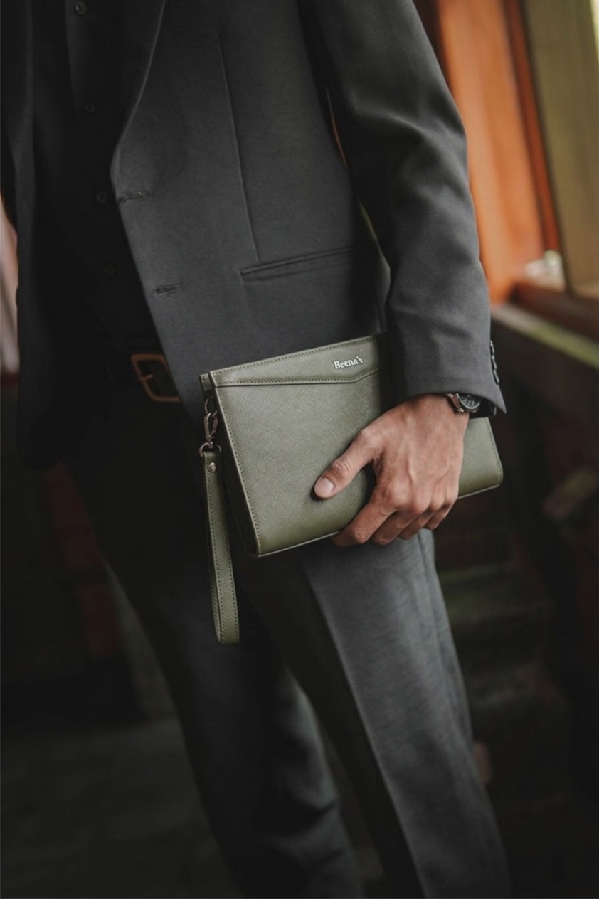 Cách Phối Ví Clutch Với Trang Phục Công Sở