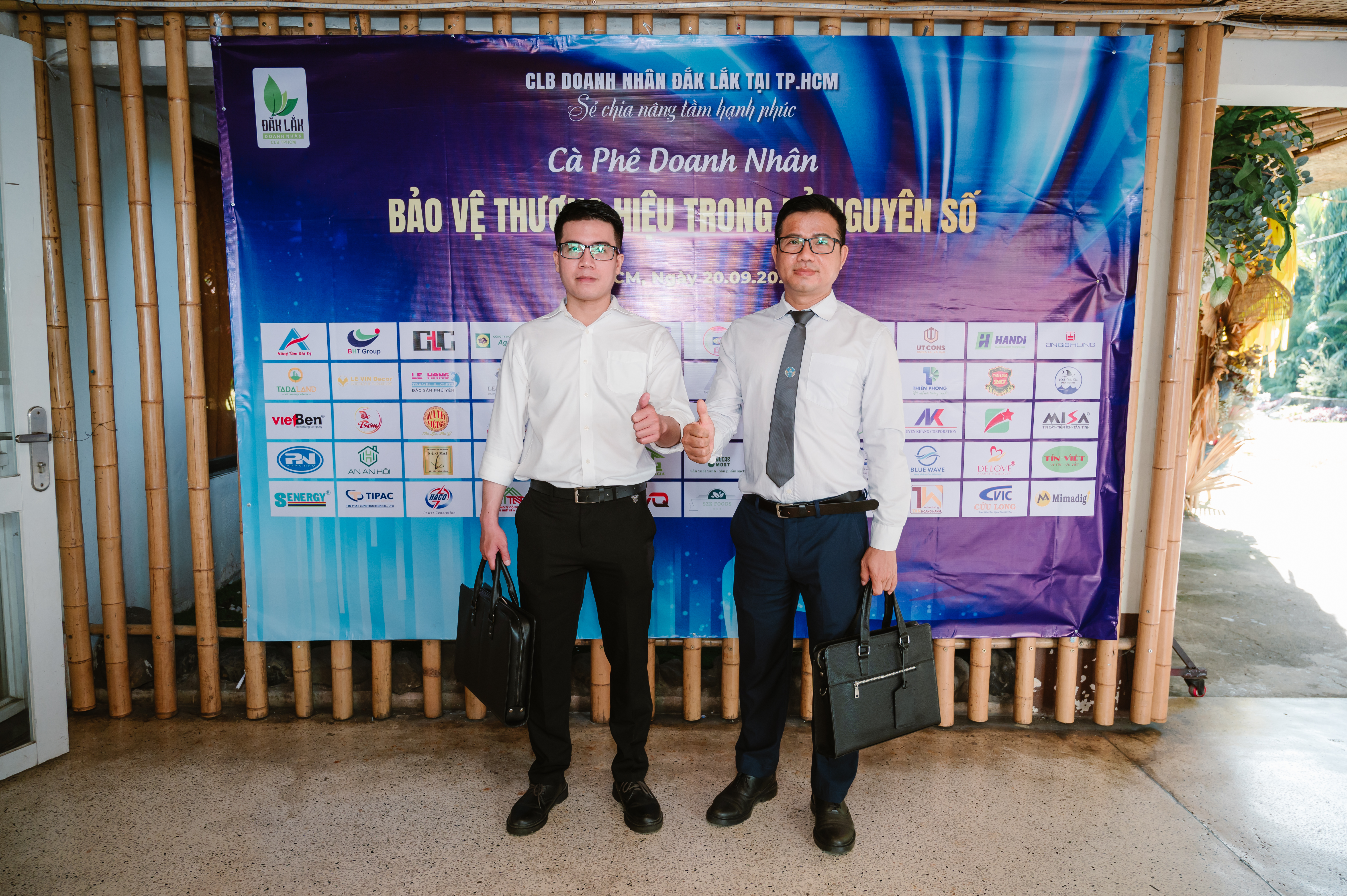 Cặp Da Công Sở – Người Bạn Đồng Hành Đẳng Cấp Khi Gặp Đối Tác