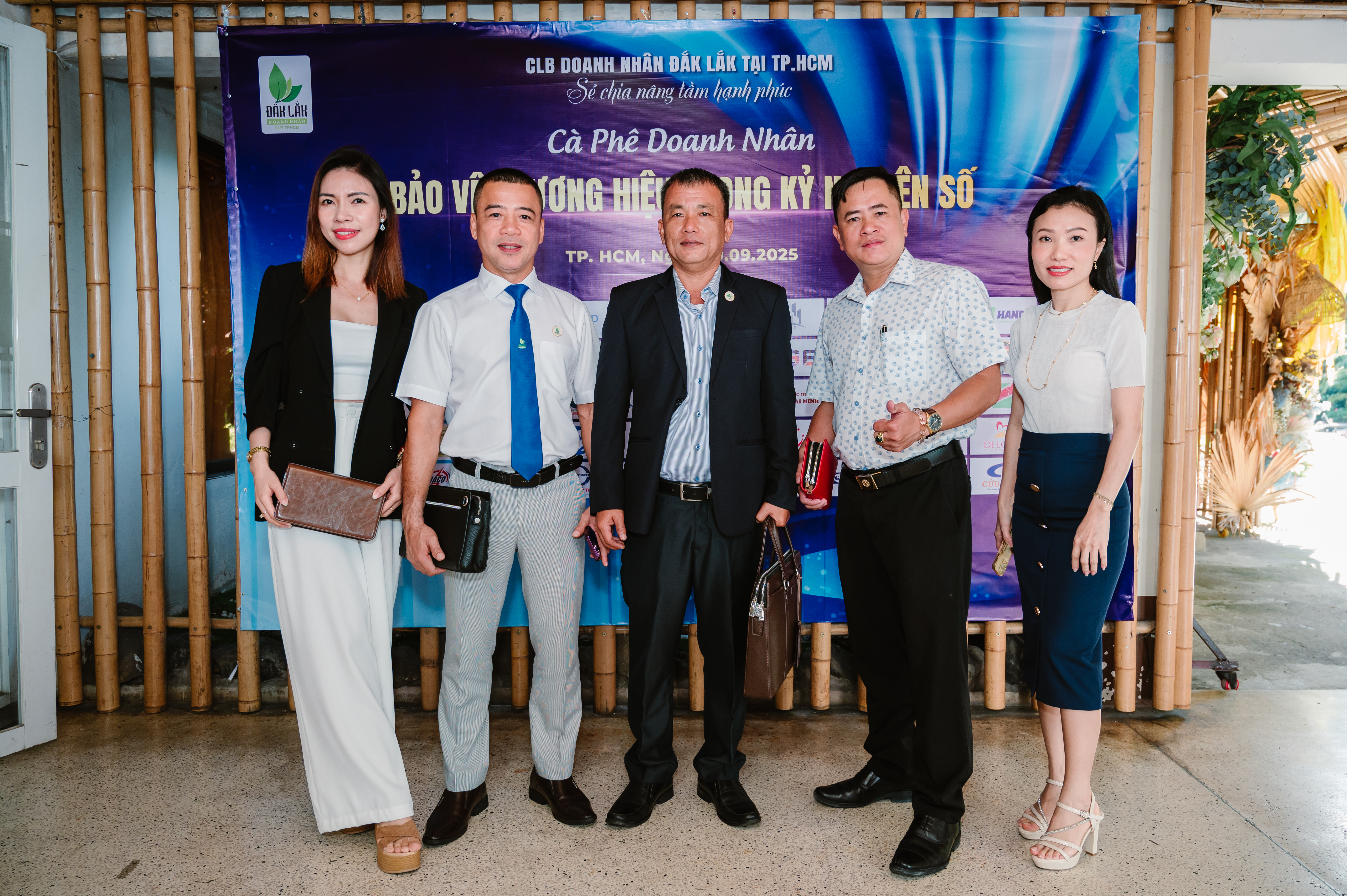 Mua túi xách thời trang cao cấp - Sự lựa chọn hoàn hảo cho các sự kiện