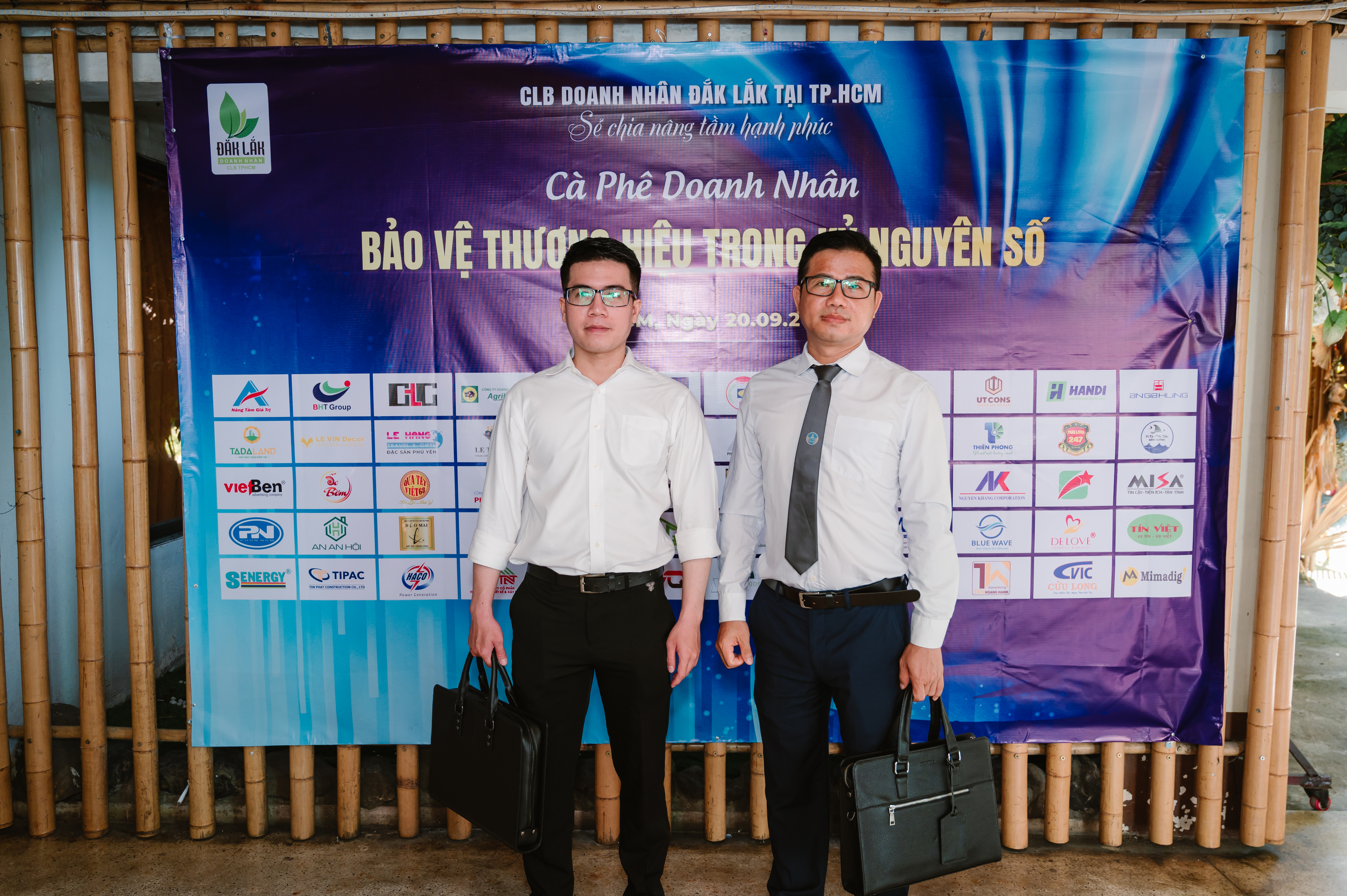 Quà Tặng Cao Cấp Tại TP.HCM – Ví Da Và Túi Xách Phù Hợp Cho Mọi Dịp