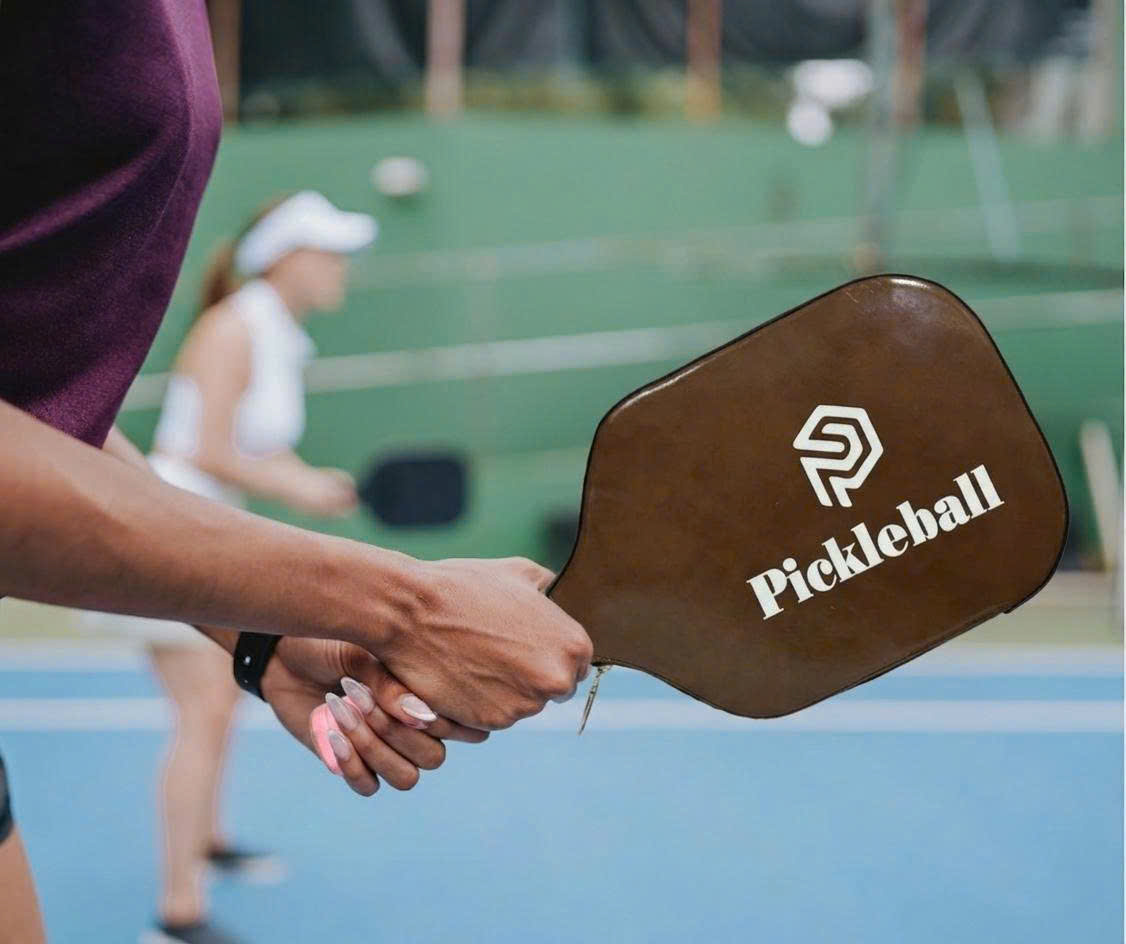 Túi da đựng vợt pickleball giúp bảo vệ vợt tốt hơn