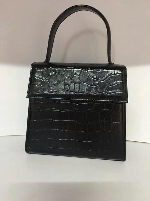 Túi xách đen phù hợp với mọi trang phục tại beena